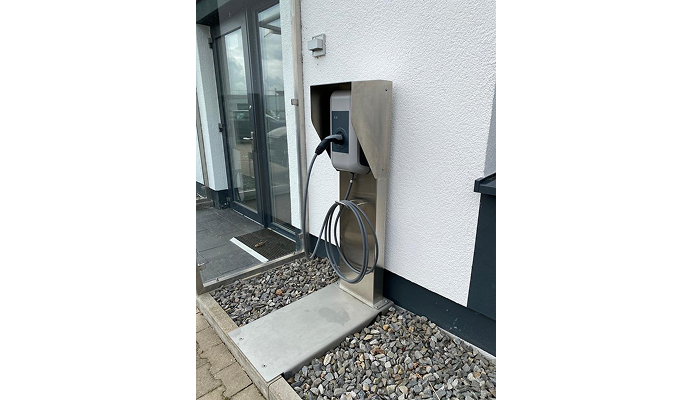 Moderne Wallbox an einer Hauswand