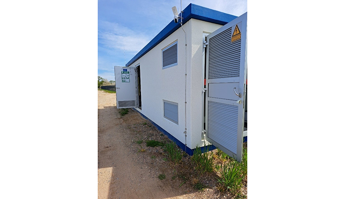 Technikcontainer mit geöffneten Türen und Lüftungsgittern