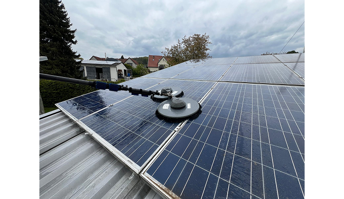 Hausdach mit Solarpaneelen, die gesäubert werden